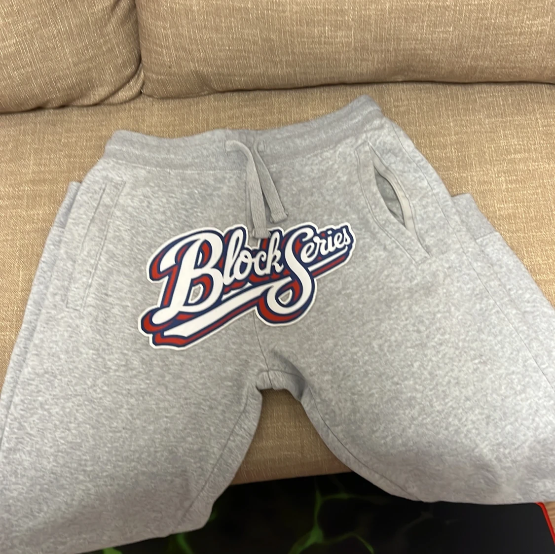 Grå mjukisbyxor från Russell Block Series - 1