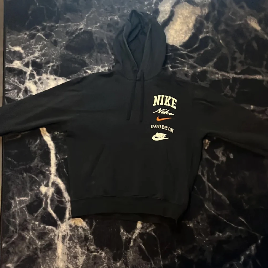 Svart hoodie från Nike med tryck