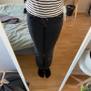 Svarta jeans - Ett par svarta raka jeans från lager 157 i modellen icon, köpta second hand men inga defekter💕 storlek xs