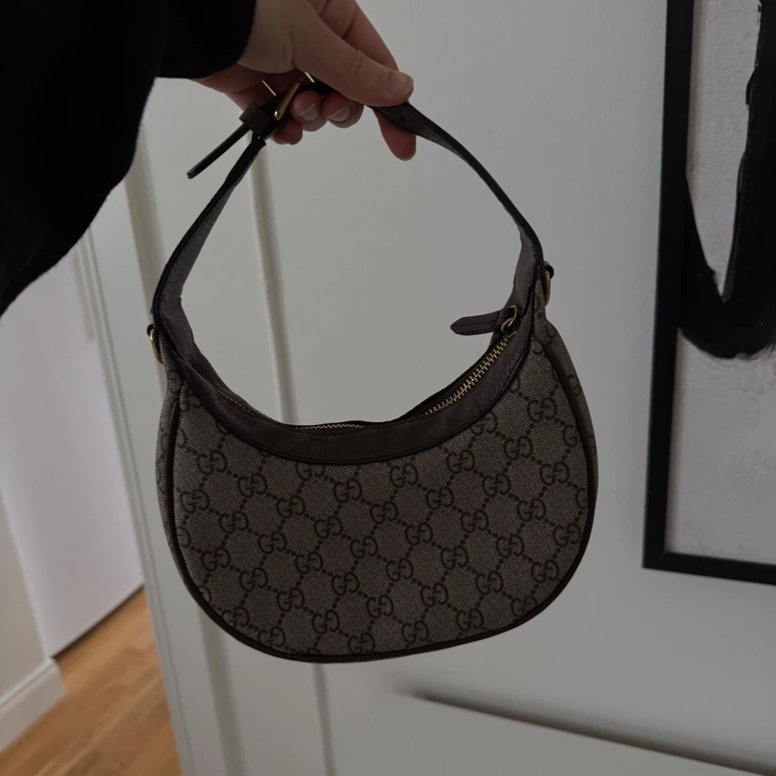 Mönstrad axelväska med gulddetaljer - 2