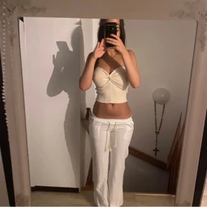 Roxy linnebyxa vit - Säljer ennu ett par vita linnebyxor med rak och vid passform samt dragsko i midjan. Byxorna har fickor både fram och bak och är perfekta för en avslappnad stil. Materialet känns mjukt och luftigt. Jag är 172❤️