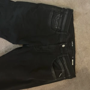Svarta jeansbyxor från Replay - Säljer ni dessa asfeta svarta replay jeans!! För endast 299! Kom privat för mer bilder eller frågor. Köp innan nån annan gör! 