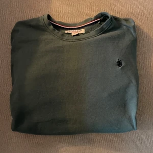 Herrtröja - En herrtröja från POLO RALPH LAUREN. Inköpspris 1900kr. Köparen står för frakten. Pris kan diskuteras vid snabb affär.