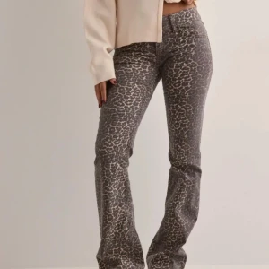 Leopardmönstrade jeansbyxor från Nelly - Säljer ett par snygga leopardmönstrade jeansbyxor från Nelly. De är i strl 38 men skulle säga att de sitter som en strl 36. De använda ett fåtal gånger därav inga defekter. Hör av dig om de finns funderingar💕