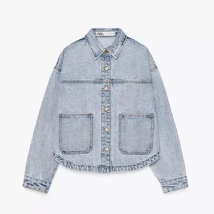 Zara Jeansjacka - Super snygg jeansjacka från Zara! Använd en gång så den är i nyskick 🤗Ej mina egna bilder!!