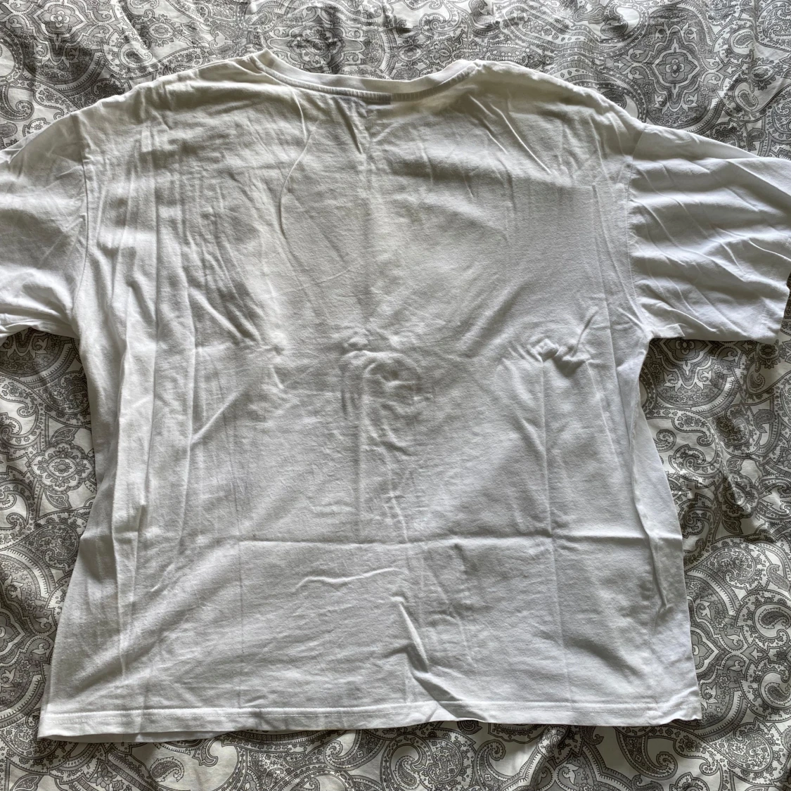 Vit t-shirt med vintage-tryck från SHEIN - 1