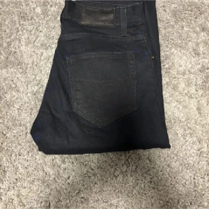 Tiger of sweden jeans - Tiger of sweden jeans i färg mörk mörkblå, storlek W30/W34 och modell Pistelero, vilket ger en perfekt och stilren look. Jeansen är k mycket bra skick!