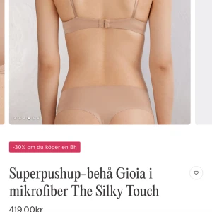 Beige superpushup-bh Gioia i mikrofiber - Superpushup-bh i beige mikrofiber med släta kupor och tunna axelband. Bh-n kommer från intimissimi. Bh:n har en enkel och stilren design utan synliga sömmar💓Den är helt ny, men har inte använt, jag drog av prislappen och sen insåg jag att den va för liten. Kan sänka priset💓
