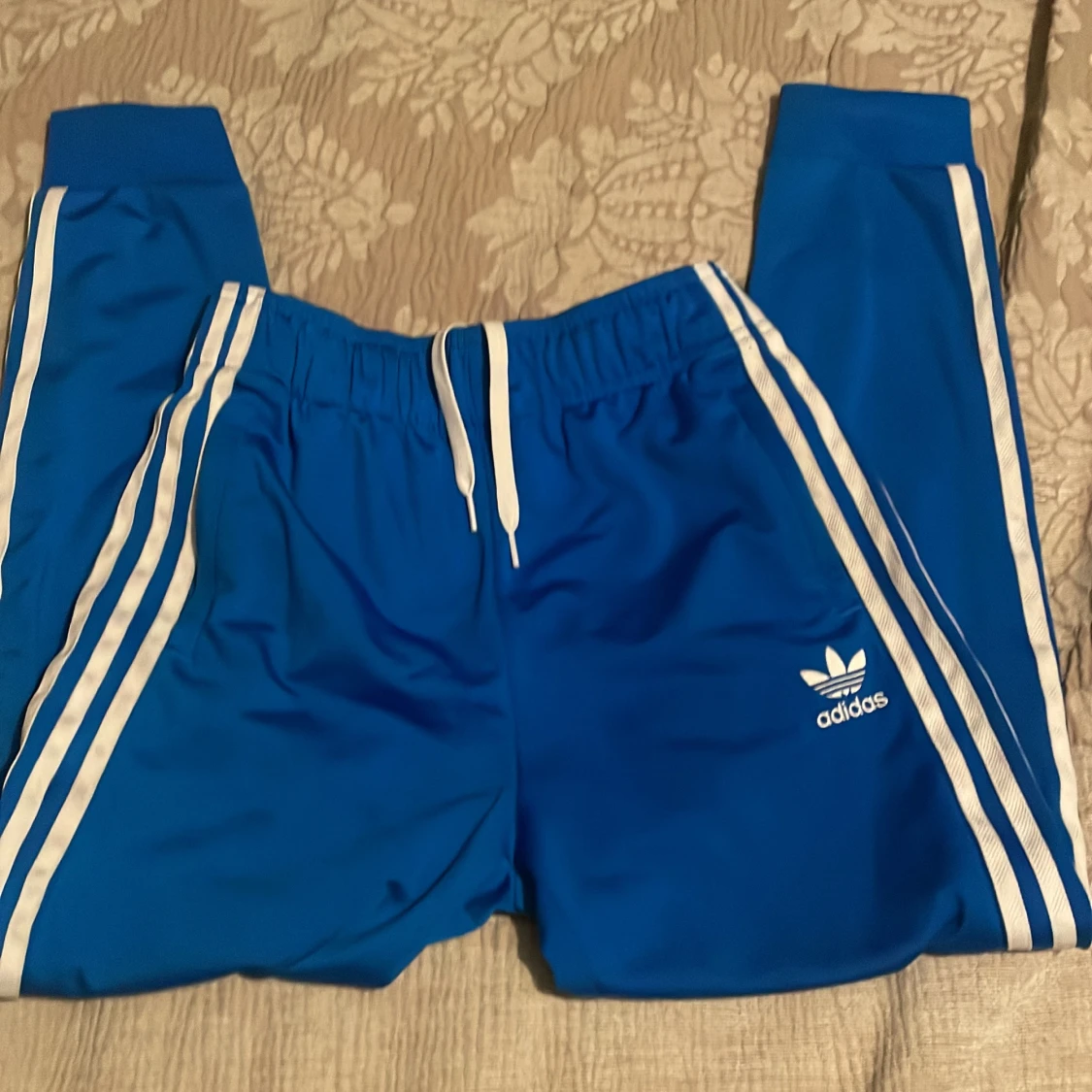 Blå Adidas träningsbyxor med vita ränder - 4