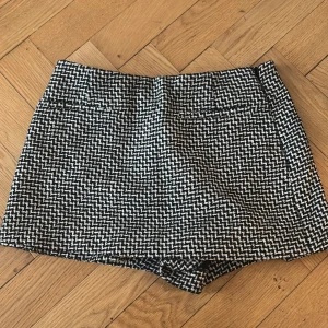 Kjol från Zara - Super fin kort kjol från Zara med inbyggda shorts. Knappt använd!💕