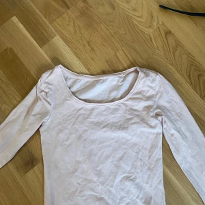 Ljusrosa långärmad topp från 157 - Säljer en enkel och mjuk ljusrosa långärmad topp från 157. Toppen har rundad halsringning och är tillverkad i bomull, perfekt att ha som basplagg i garderoben.