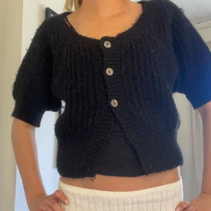 Trekvartsärmad stickad kofta - Jätte söt svart stickad kofta, två knappar saknar längst ner men inget som syns🤍
