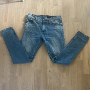 Blå jeans från Tiger of Sweden - Säljer dessa väldigt sköna jeans från tiger of sweden i storlek 31/34 men passar mig som har 29/32, ny pris 1600kr,skriv vid funderingar.