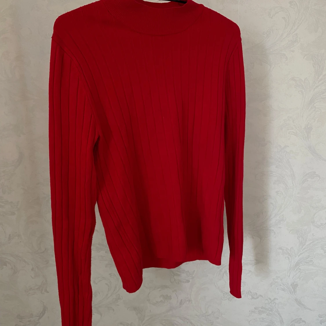 Röd ribbad tröja från NA-KD