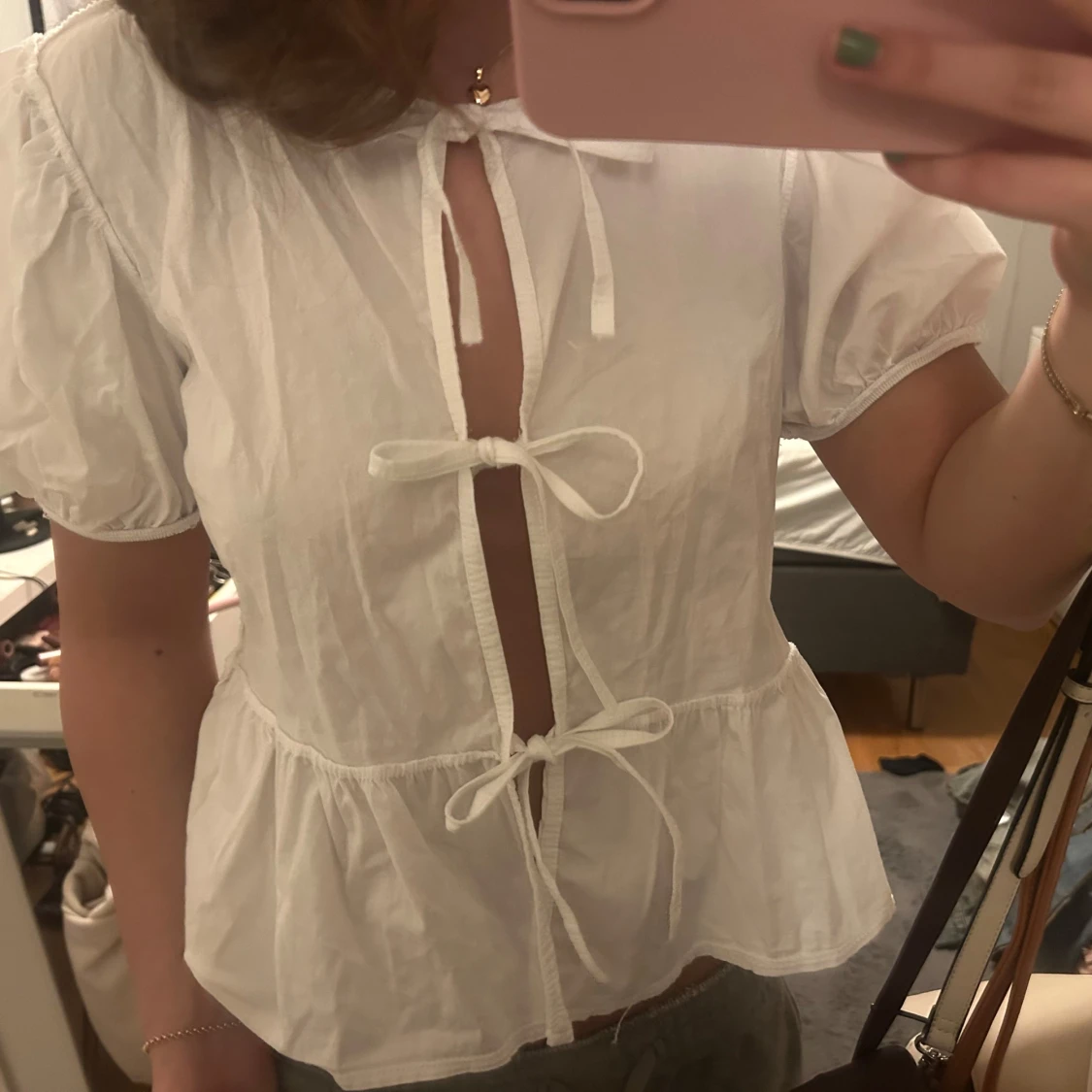 Vit blus med knytband - 1