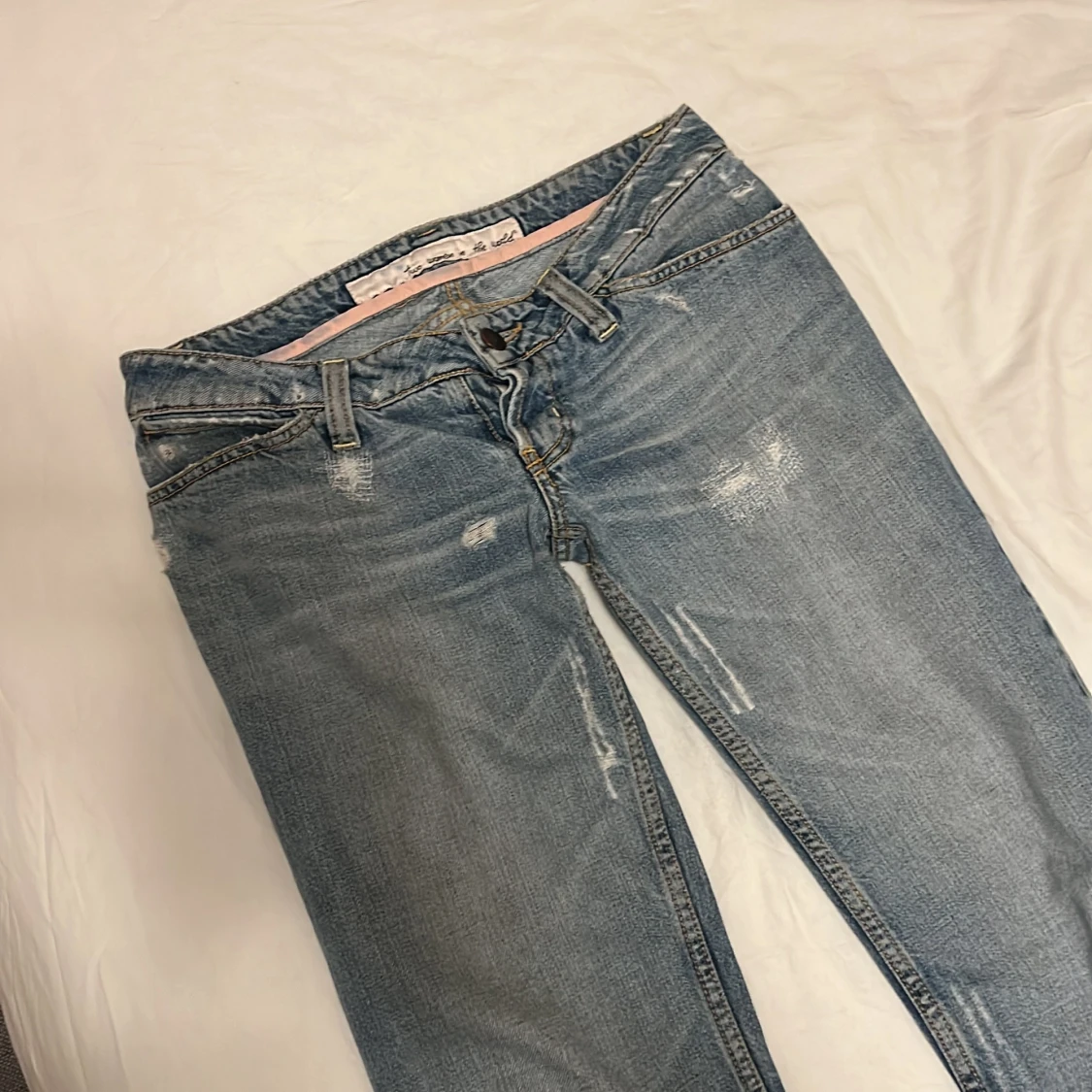 Blå jeans med slitningar  - 2