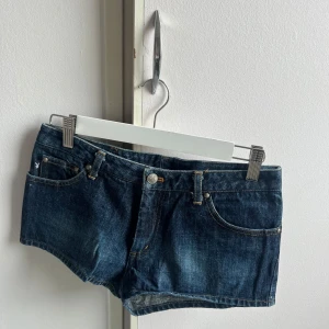 Mörkblå jeansshorts från Playboy - Säljer ett par mörkblå jeansshorts från Playboy med låg midja. Storlek xs/s. Priset går att diskutera. 