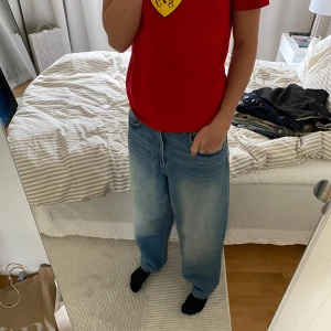 Baggy Loose Fit jeans från H&M - Baggy Loose Fit jeans från H&M i ljusblå denim. Byxorna har en avslappnad, lös passform med raka ben och klassiska fem fickor. Perfekta för en chill och trendig look.