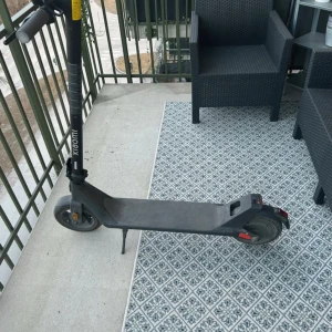 Svart elscooter från Xiaomi - Säljer en svart elscooter från Xiaomi med digital display som visar hastighet och batterinivå. Scootern har röda detaljer vid bakhjulet och en robust ståplatta. Perfekt för smidig transport i stan. Scootern åker 20 och den har 25 räckvidd 