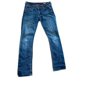 Low waist bootcut jeans  - Snygga lågmidjade Jeans, defekt på ena benet vilket kan synas i bild 3 därav lågt pris, hör av dig vid frågor!💕