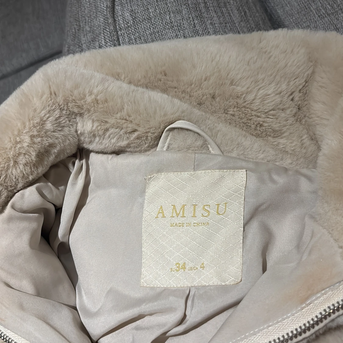 Beige pälsjacka från Amisu med bälte - 2