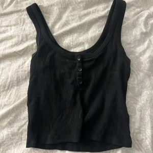 Svart ribbad croppad linnetopp - Basic linne