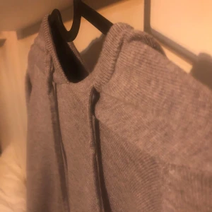 Grå Kashmir hoodie. - Säljer en gråa kashmir hoodie som var för liten, bara en liten fläck på framsidan men inget man märker. 