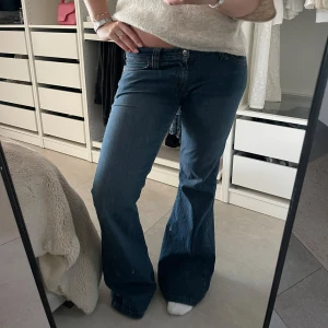 Blå bootcut jeans - Blå bootcut jeans med låg midja. Super bekväma!!  