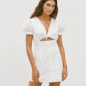 Sabo skirt studentklänning  - Säljer en av mina såå så fina studentklänningar som aldrig kom till användning🥰 I nyskick med alla lappar kvar med alla lappar kvar. Köpt för 1050kr och säljs inte längre ❤️