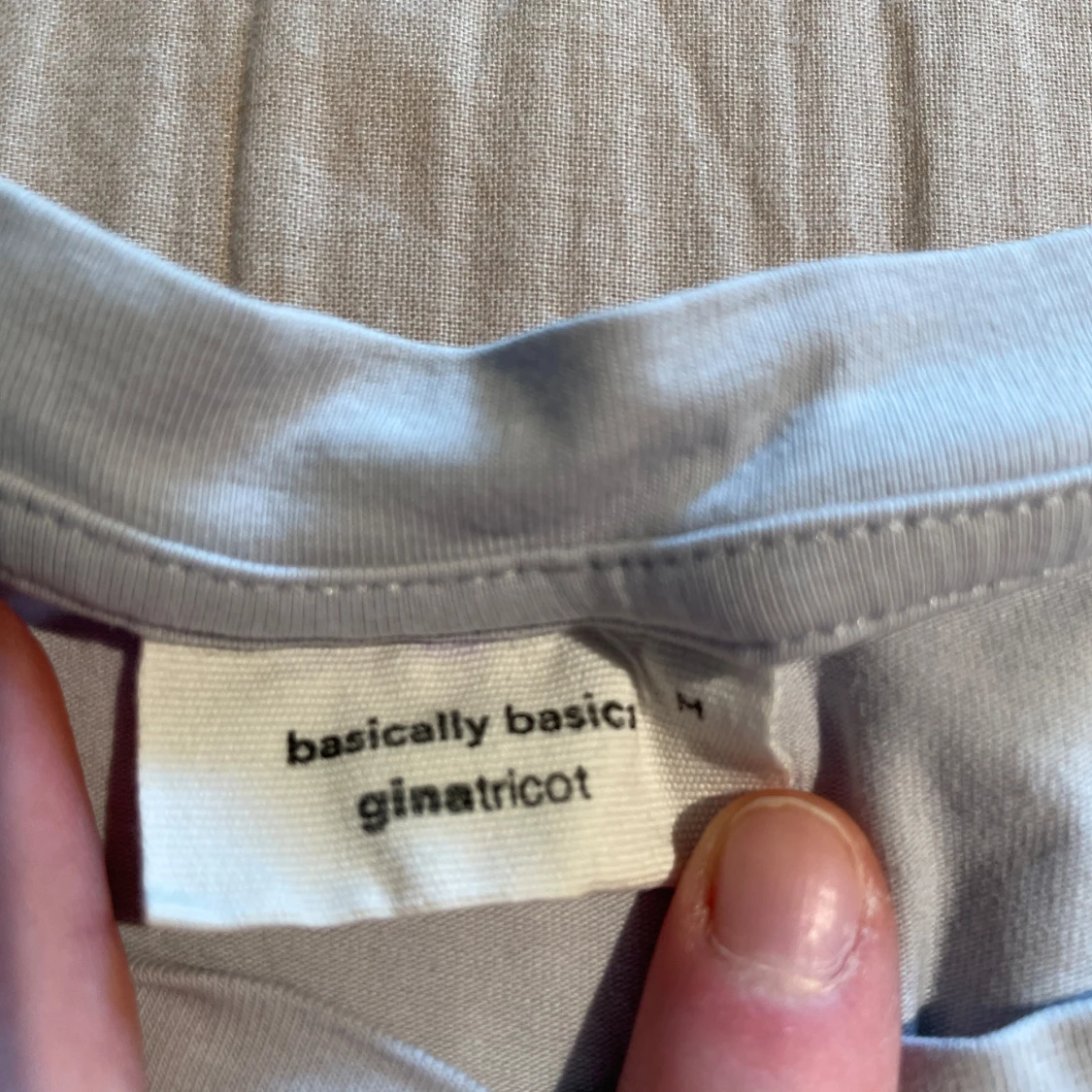 Ljusgrå basic t-shirt från Gina Tricot - 2