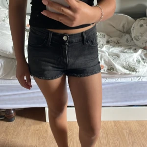 Weekday jeansshorts  - Low/midwaist svarta jeansshorts! Använd några gånger. Skriv om man har frågor!