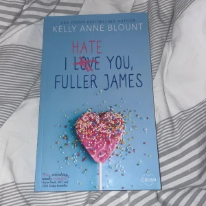 Hate You, Fuller James - Boken 'Hate You, Fuller James' av Kelly Anne Blount är en ungdomsroman på engelska. Perfekt för dig som gillar romantik och high school-drama. Som ni ser på bild 3 så har den en liten skada.