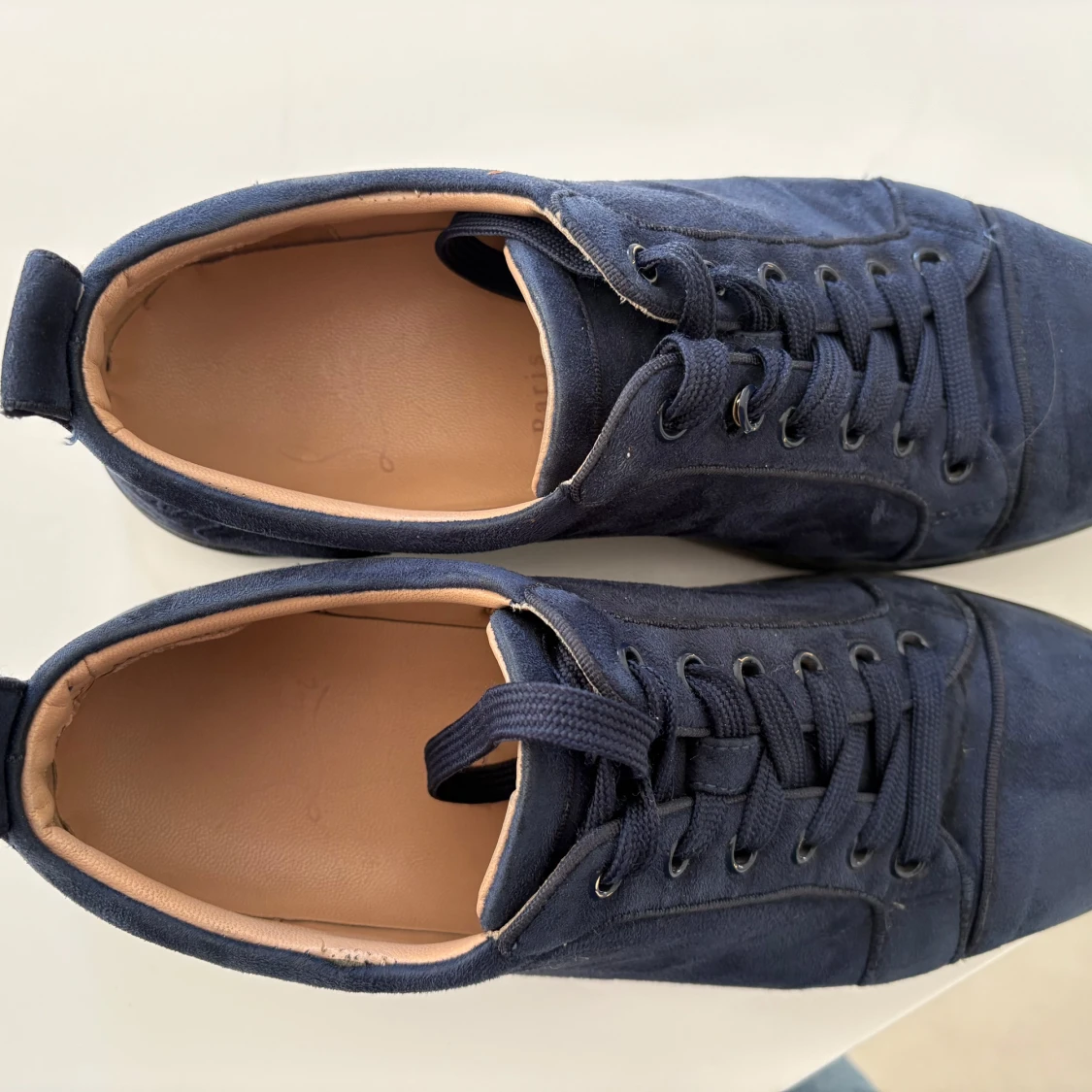 Mörkblå loubs sneakers i mocka - 1