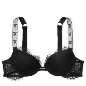 Svart spets-bh från Victoria's Secret - Skriv om ni vill ha mer information,Säljer en svart bh med spetsdetaljer och vadderade kupor från Victoria's Secret. Axelbanden är vita med logotyptryck och bh:n har fina spetskanter för en extra snygg look.      70b för push upp 80dd utan effekt av push up går att justera axelbanden