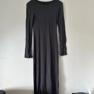  långklänning  - En grå långklänning från Gina Tricot med rund halsringning och långa ärmar. Superskönt material och formar kroppen snyggt! 