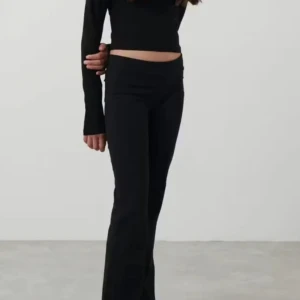 Yoga pants  - Snygga svarta byxor . Byxorna har en stilren look och är tillverkade i ett stretchigt material som sitter bekvämt. Perfekta att styla med en crop top eller stickad tröja.