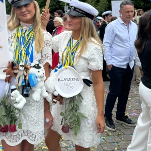 Vit spetsklänning med kort ärm - Säljer studentklänning