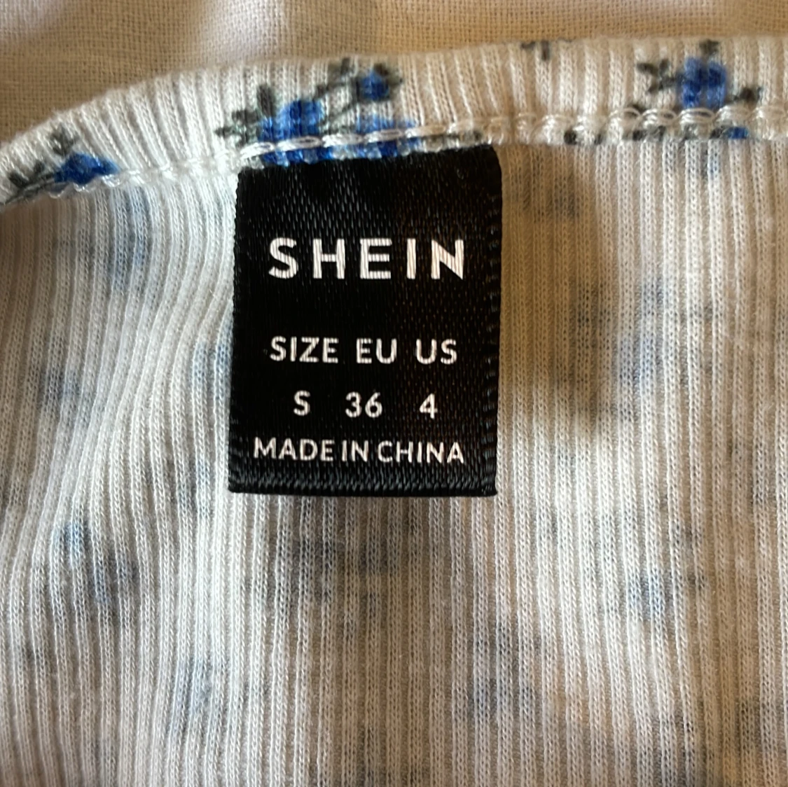 Blommig croppad halterneck-topp - 4