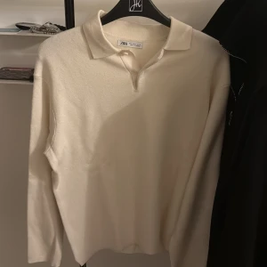 Zara tröja - Säljer en vit tröja från Zara som är i jätte bra skick, enkel att matcha och väldigt unik. Priset kan diskuteras!