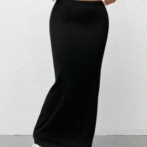 Svart långkjol i stretchigt material - Svart stickad kjol