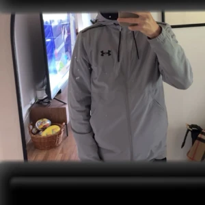 Under armour jacka  - Helt ny typ orkade inte ta bilder skriv ba om ni vill ha mer bilder