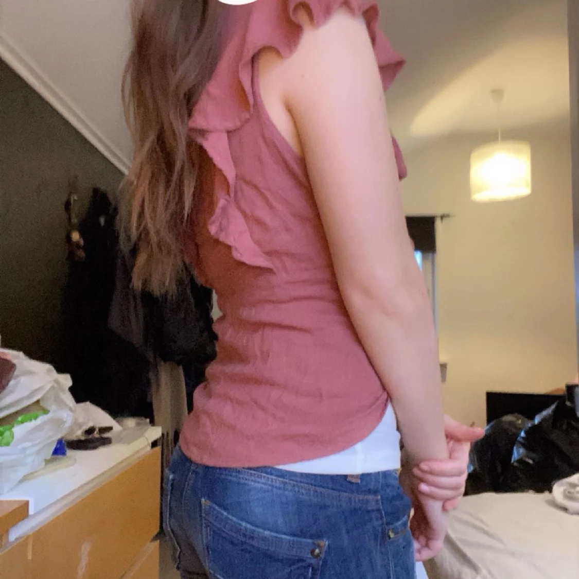 Rostrosa blus med volang