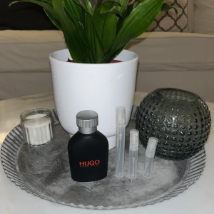 Hugo Boss parfym - Säljer sample av en fin herrdoft från Hugo boss. Priser 2ml=15kr,3ml=20kr, 5ml=25kr. Finns fler parfymer på min profil 