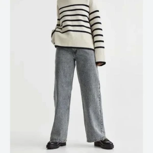 Gråa straight leg jeans - Säljer ett par gråa jeans med straight leg passform och klassisk femficksdesign. Jeansen har låg midja och raka ben. Passar till många olika outfits och är ett måste i garderoben. 😊🩷