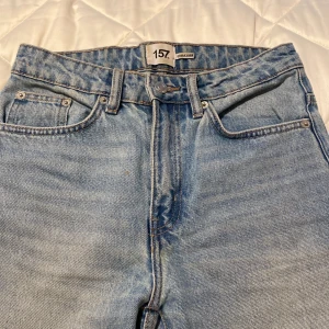 Ljusblå wide leg jeans från 157 - Säljer ett par ljusblå jeans från 157 med klassisk femficksdesign och hög midja. Jeansen har raka, vida ben och stängs med dragkedja och knapp. 💙