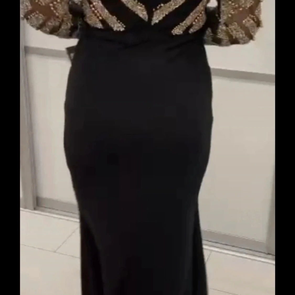 Svart långklänning med glittriga detaljer - 1