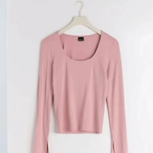 Rosa soft touch tröja - Tröja med slit ifrån Gina tricot, riktigt fin färg! Passar XS och S