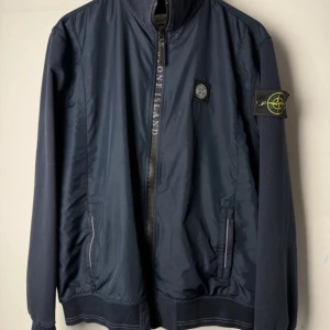 Stone island cardigan - Snygg stone island cardigan  Längd:66cm Bredd:60cm Armlängd:65cm   Står xxl i jackan men passar snarare L/M  Köp den nu via köp nu funktionen innan någon hinner före💸  Postar alltid inom 24h📦  Tveka inte att höra av dig om du har frågor🧐  Lägg ett prisförslag om du tycker det är för dyrt💸  Kolla min profil för andra fina kläder🛍️