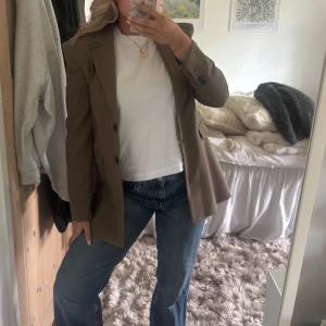 Grön blazer - Säljer denna gröna blazer med axelvaddar. Den är använd fåtal gånger men i väldigt fint skick. 💚💚💚