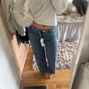 Blå raka jeans mededelhög midja - Säljer dessa blå raka jeans med medelhög midja från Ginatricot. De är aldrig använda med prislappen kvar. Jag är 171 cm för referens!🩵🩵🩵